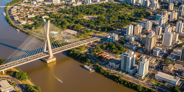 Cidade fundada em 1852 é o maior polo de saúde da região e destaca-se pelo traçado urbano moderno no coração do Piauí