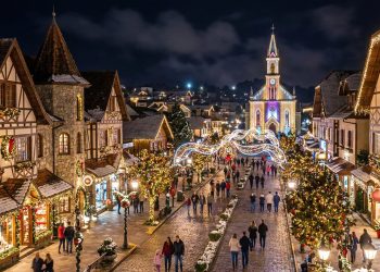 Cidade fundada há 69 anos é a mais visitada da Serra Gaúcha e ganha fama mundial por seu Natal Luz e pela arquitetura de estilo europeu no Sul