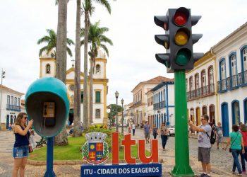 Cidade fundada há 414 anos é a maior do Brasil em curiosidades e ganha fama por ter orelhões e semáforos em tamanho gigante em São Paulo