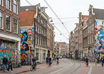 Rua de Amsterdã ganha fama por seus grafites coloridos, pois seus 750 metros de prédios históricos viraram o maior refúgio da arte urbana na Holanda