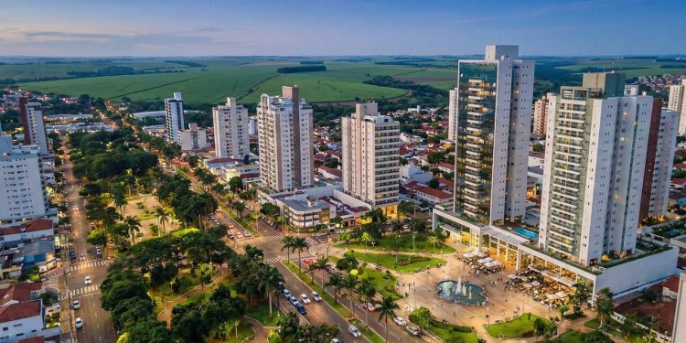 Cidade do interior de SP, situada a 546 metros de altitude, tem uma ótima qualidade de vida e é um dos maiores polos do agronegócio