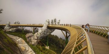 A impressionante passarela de 150 metros sustentada por duas mãos gigantes de pedra que se projeta a 1.400 metros de altitude nas colinas do Vietnã