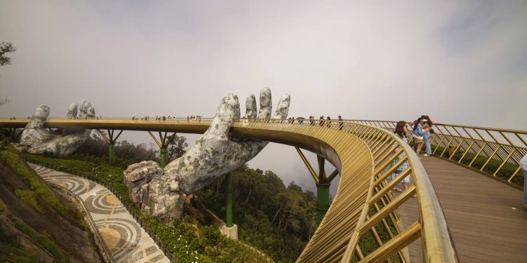 Com 150 metros de extensão e sustentada por duas mãos gigantes, a ponte de 2018 a 1.400m de altitude virou o maior símbolo turístico do Vietnã