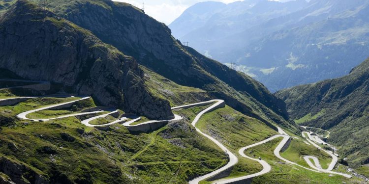 Estrada na Suíça ganha fama por seu pavimento milenar, pois a Via Tremola possui 24 curvas de paralelepípedos que serpenteiam os Alpes a 2.106 metros