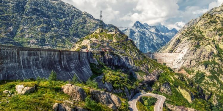 Estrada na Suíça ganha fama por suas curvas a 2.164 m de altitude, pois o trajeto de 1894 entre geleiras virou um marco da engenharia nos Alpes