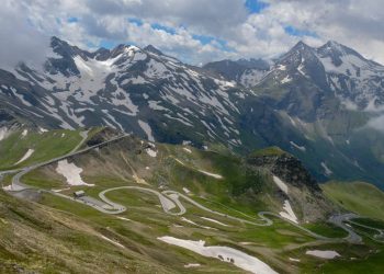 Rodovia na Áustria ganha fama por suas 36 curvas a 2.504 m de altitude, pois o trajeto de 48 km virou a estrada panorâmica mais famosa dos Alpes