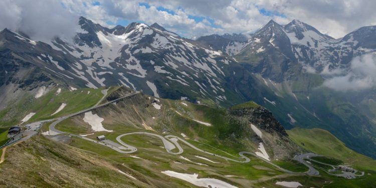 Rodovia na Áustria ganha fama por suas 36 curvas a 2.504 m de altitude, pois o trajeto de 48 km virou a estrada panorâmica mais famosa dos Alpes