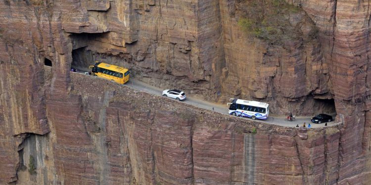 Túnel na China ganha fama por seus 1,2 km esculpidos à mão, pois o trajeto de 1977 com 30 janelas na rocha virou um milagre da engenharia local