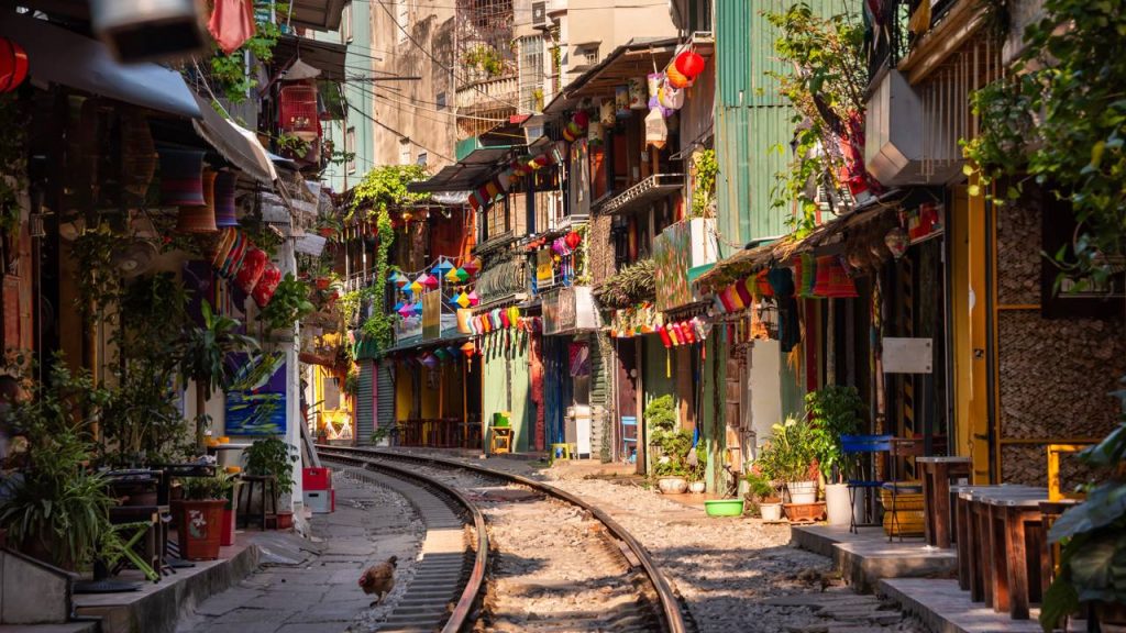 Rua em Hanói ganha fama mundial, pois os trilhos de 1902 passam a poucos centímetros das casas em um trajeto de 2 km que virou ícone do Vietnã