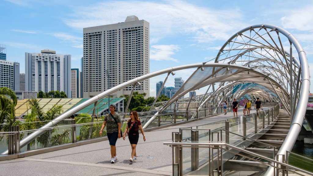 Com estrutura em espiral inspirada no DNA e 280 metros de extensão, a Helix Bridge em Singapura tornou-se um marco da arquitetura moderna mundial