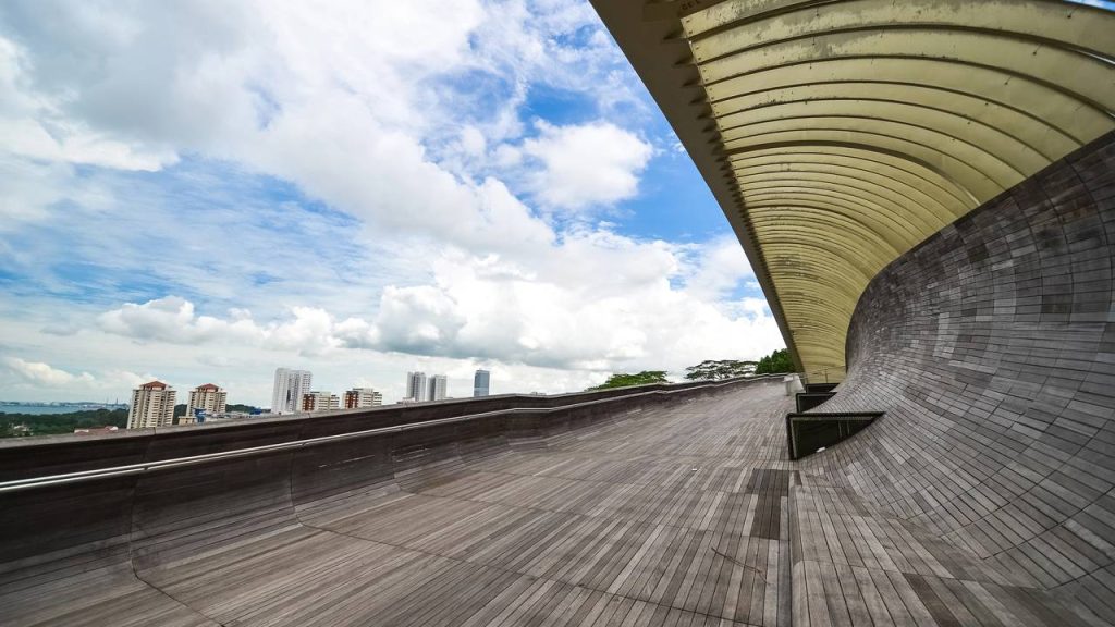 A futurista passarela de pedestres de 274 metros com estrutura de aço em ondas que se eleva a 36 metros de altura no topo das florestas de Singapura