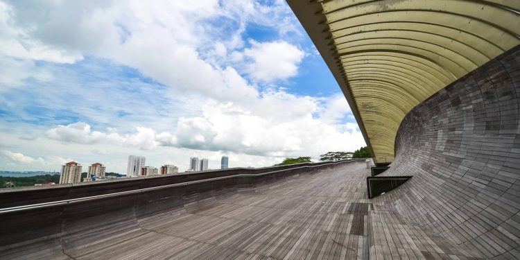 Com 36 metros de altura e formato de ondas em madeira, a ponte de pedestres de 2008 tornou-se a mais alta e tecnológica de toda a Cingapura