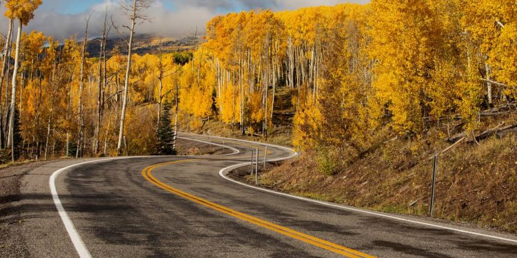 Estrada em Utah ganha fama por seus 196 km de rochas vermelhas, pois o trajeto de 1920 atravessa desfiladeiros, sendo a rota mais cênica dos EUA