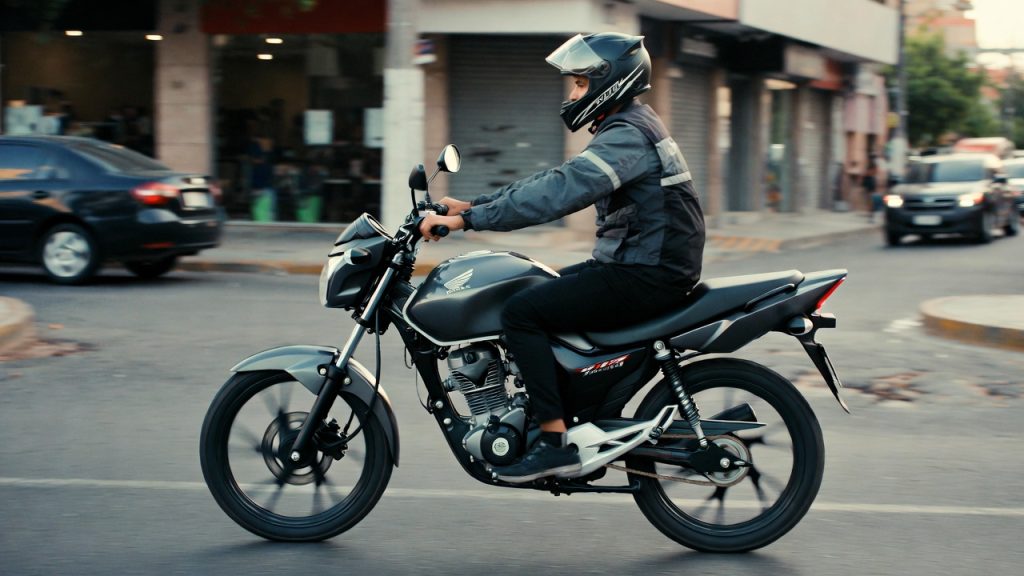 A moto que faz quase 40 km/l e virou a ferramenta de ouro dos entregadores para vencer a alta dos combustíveis