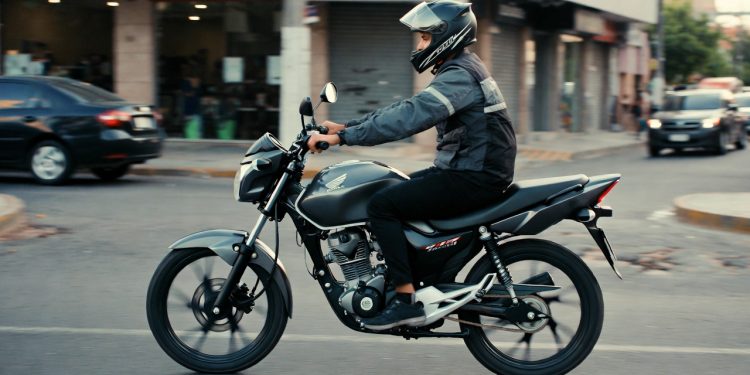 A moto que faz quase 40 km/l e virou a ferramenta de ouro dos entregadores para vencer a alta dos combustíveis
