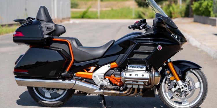 A moto com motor de 6 cilindros que desliza pelo asfalto e surpreende quem busca o conforto de um carro de luxo em 2 rodas