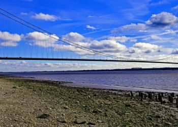 Com um vão central de 1.410 metros, a ponte Humber na Inglaterra é um marco da engenharia suspensa que cruza o estuário de Humber