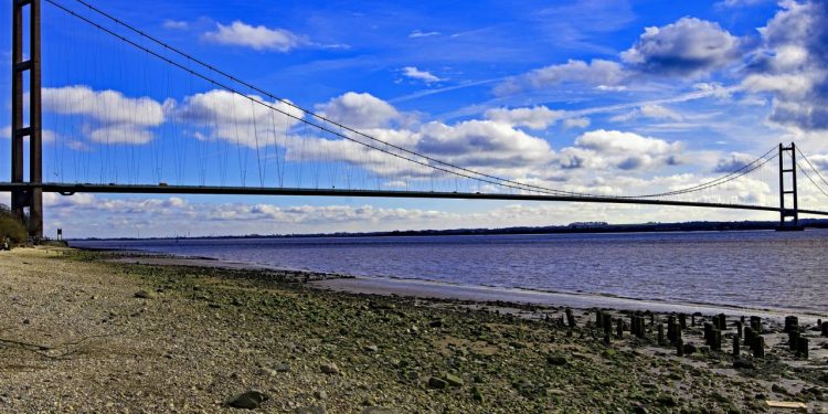 Com um vão central de 1.410 metros, a ponte Humber na Inglaterra é um marco da engenharia suspensa que cruza o estuário de Humber