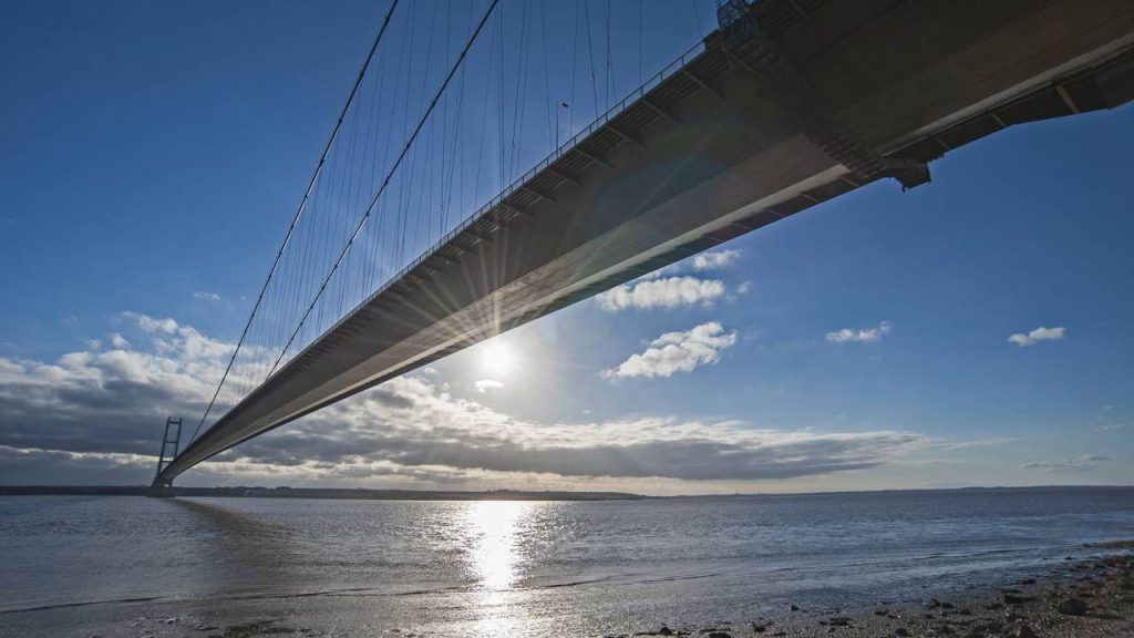 Com um vão central de 1.410 metros, a ponte Humber na Inglaterra é um marco da engenharia suspensa que cruza o estuário de Humber