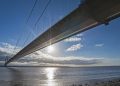 A majestosa estrutura suspensa de 2.220 metros de extensão total inaugurada em 1981 com torres de 155 metros que cruza o estuário de Humber na Inglaterra
