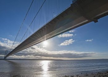 Com um vão central de 1.410 metros, a ponte Humber na Inglaterra é um marco da engenharia suspensa que cruza o estuário de Humber