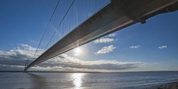 A majestosa estrutura suspensa de 2.220 metros de extensão total inaugurada em 1981 com torres de 155 metros que cruza o estuário de Humber na Inglaterra