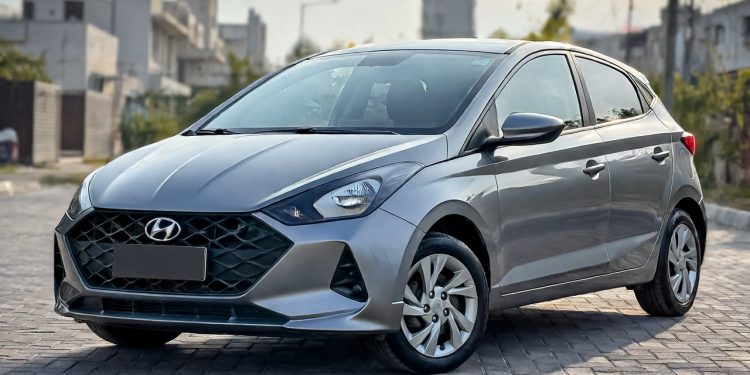 Hatch compacto que faz até 15 km por litro entrega tecnologia acima da média na versão turbo