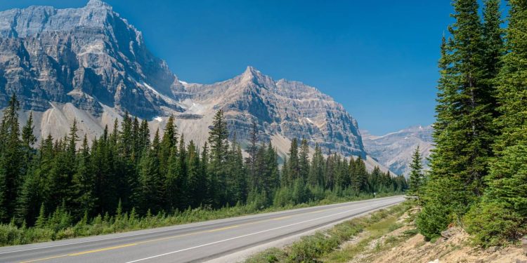 Rodovia no Canadá ganha fama por seus 232 km de extensão, pois o trajeto entre Banff e Jasper cruza mais de 100 geleiras no coração das montanhas