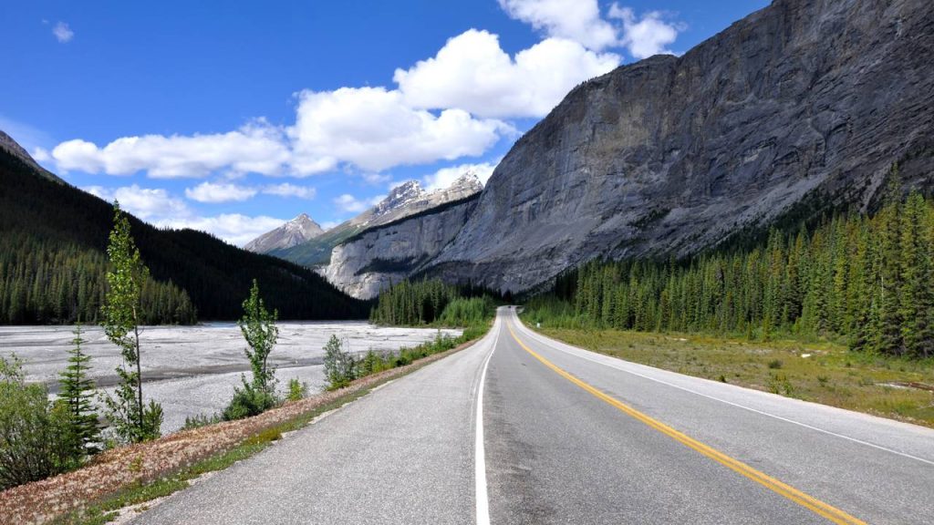 Rodovia no Canadá ganha fama por seus 232 km de extensão, pois o trajeto entre Banff e Jasper cruza mais de 100 geleiras no coração das montanhas