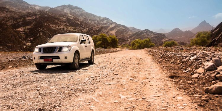 Rodovia em Omã ganha fama por subir ao topo do Grande Cânion da Arábia, pois suas curvas íngremes a 3.000 m de altitude revelam abismos monumentais