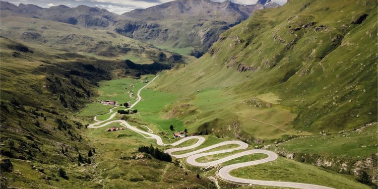Estrada na Suíça sobe a 2.284 metros de altitude, pois com suas curvas fechadas de 1823, o Julier Pass une o norte e o sul através dos Alpes