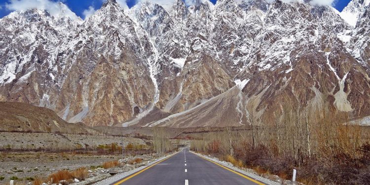 Rodovia no Paquistão atinge 4.693 metros de altitude no Himalaia; a Karakoram Highway de 1.300 km é a estrada pavimentada mais alta de todo o mundo
