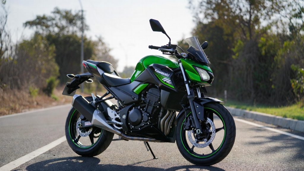 A moto de entrada que vem com controle de tração e modos de pilotagem de série provando que a segurança deixou de ser luxo nas versões baratas de 2026