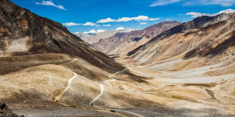 Estrada na Índia ganha fama por sua altitude extrema, pois o trajeto de 5.359 metros em Ladakh virou a rota para veículos mais alta de todo o mundo