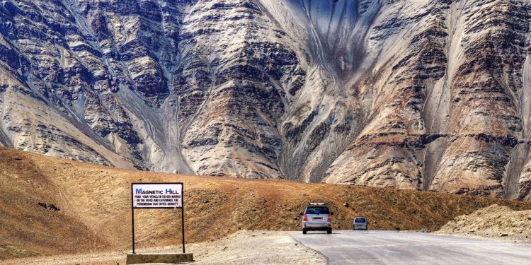 Estrada na Índia ganha fama por sua ilusão de ótica, pois o trajeto a 4.200 metros de altitude faz carros subirem a ladeira em ponto morto no Ladakh
