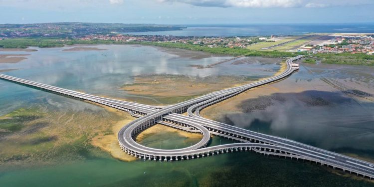 Rodovia em Bali ganha fama por flutuar sobre o mar, pois seus 12,7 km de extensão, de 2013, unem ilhas em um cenário único sobre águas turquesas