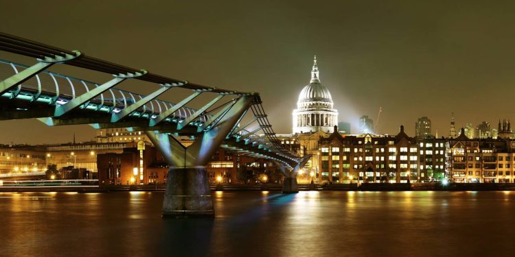 Com 325 metros de extensão e estrutura de aço, a Millennium Bridge de Londres, de 2000, virou a primeira ponte para pedestres sobre o rio Tâmisa