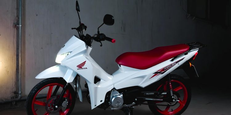 Brasileiros saltitam de alegria com a nova Honda Pop 110i 2026, que chega com consumo irrisório de 70 km por litro e aposenta o transporte público de vez