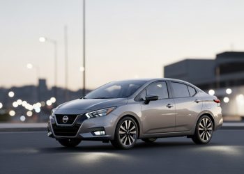 Mesmo esquecido no mercado, o Nissan Versa virou referência de espaço interno ao oferecer conforto de sedã médio por preço de compacto