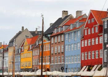 Canal de Copenhague ganha fama por suas casas coloridas, pois o porto de 1670 virou o maior símbolo turístico e gastronômico de toda a Dinamarca