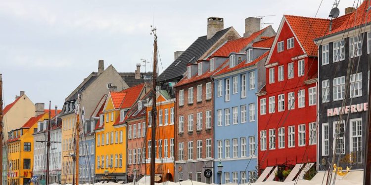 Canal de Copenhague ganha fama por suas casas coloridas, pois o porto de 1670 virou o maior símbolo turístico e gastronômico de toda a Dinamarca