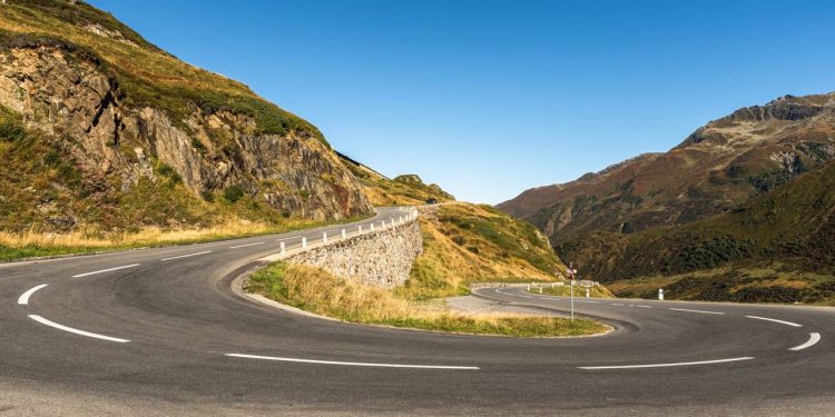 Estrada na Suíça ganha fama por suas curvas a 2.044 m de altitude, pois o trajeto de 1862 une o leste ao centro dos Alpes com vistas épicas