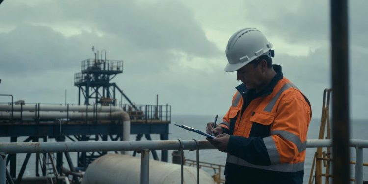 O inspetor de pintura offshore que combate a corrosão em estruturas bilionárias e garante salários elevados para prolongar a vida das plataformas