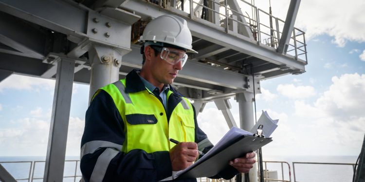 Engenharia de materiais voltada para a durabilidade de plataformas offshore paga salários de R$ 22 mil para quem domina as técnicas contra a oxidação