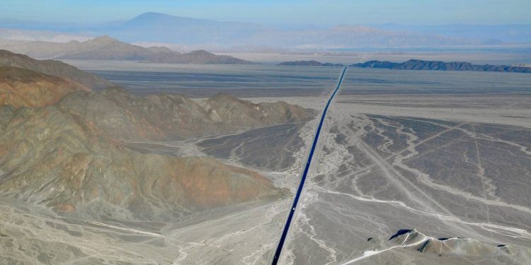 Rodovia Pan-Americana ganha fama por seus 30.000 km, pois une o Alasca à Argentina, é a maior rede rodoviária de todo o planeta