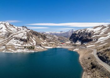 Estrada nos Andes ganha fama por seus 2.553 m de altitude, pois o asfalto de 160 km une o Chile à Argentina em meio a picos nevados e lagoas
