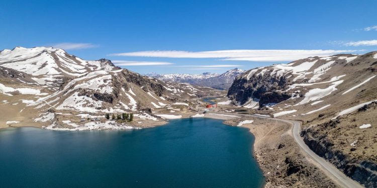 Rodovia nos Andes ganha fama por sua altitude, pois seus 160 km unem Chile e Argentina a 2.553 metros, sendo a rota asfáltica mais isolada e bela