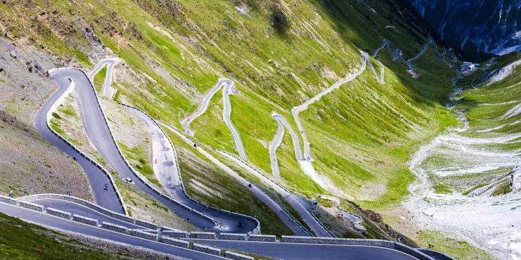 Estrada na Itália ganha fama por suas 48 curvas numeradas; o Passo Stelvio atinge 2.757 m de altitude, sendo um dos asfaltos mais altos da Europa