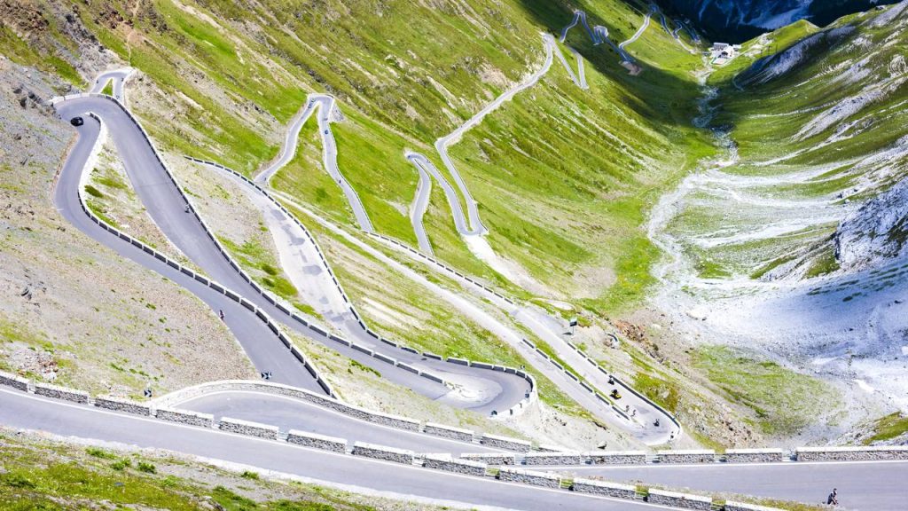 Estrada na Itália ganha fama mundial por suas 48 curvas, pois o trajeto a 2.757 metros de altitude é o asfalto mais alto e épico de todos os Alpes