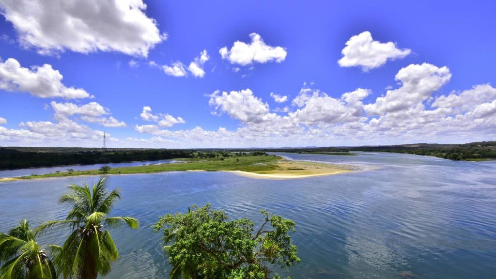 A cidade fundada há 464 anos, sendo a mais antiga de Alagoas, preserva um rico patrimônio histórico às margens do Rio São Francisco